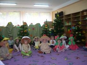  Dzieci z grupy Krasnoludki na wycieczce w jednostce wojskowej.